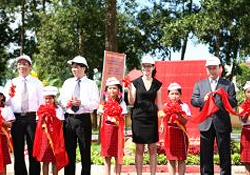 AIP Foundation Deputy Executive Director Hoang Thi Na Huong  joins FedEx volunteers and Vietnamese students on stage to celebrate the new Traffic Safety Park
