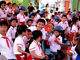 Stefan Phang enjoying the ceremony with schoolchildren
