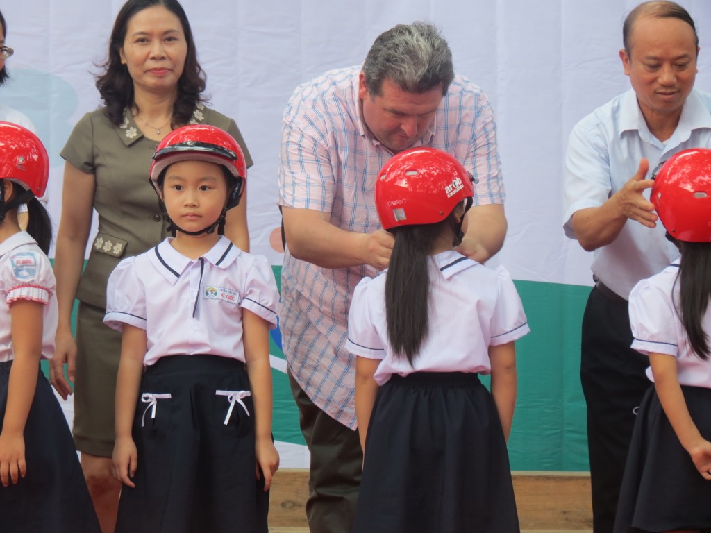 5. Sympolic helmet handover 1