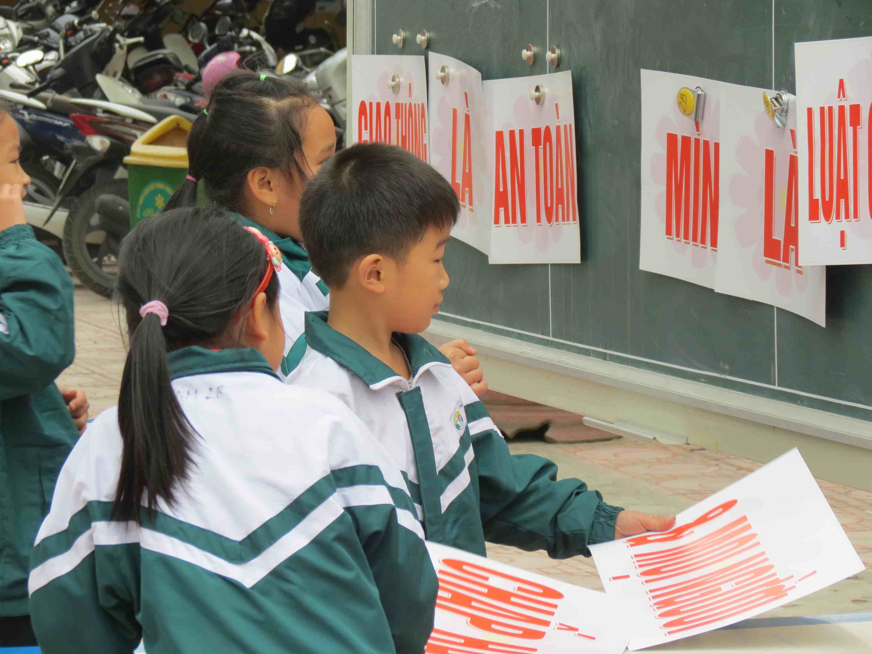 Students at Ai Quoc Primary School play a traffic safety matching game illustrating key road safety messages