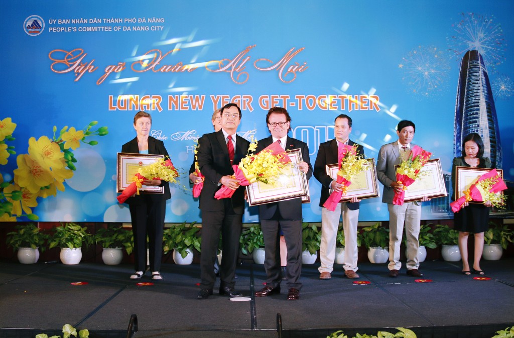 AIP Foundation President Mr. Greig Craft is awarded with the Certificate of Merit by the Da Nang People’s Committee