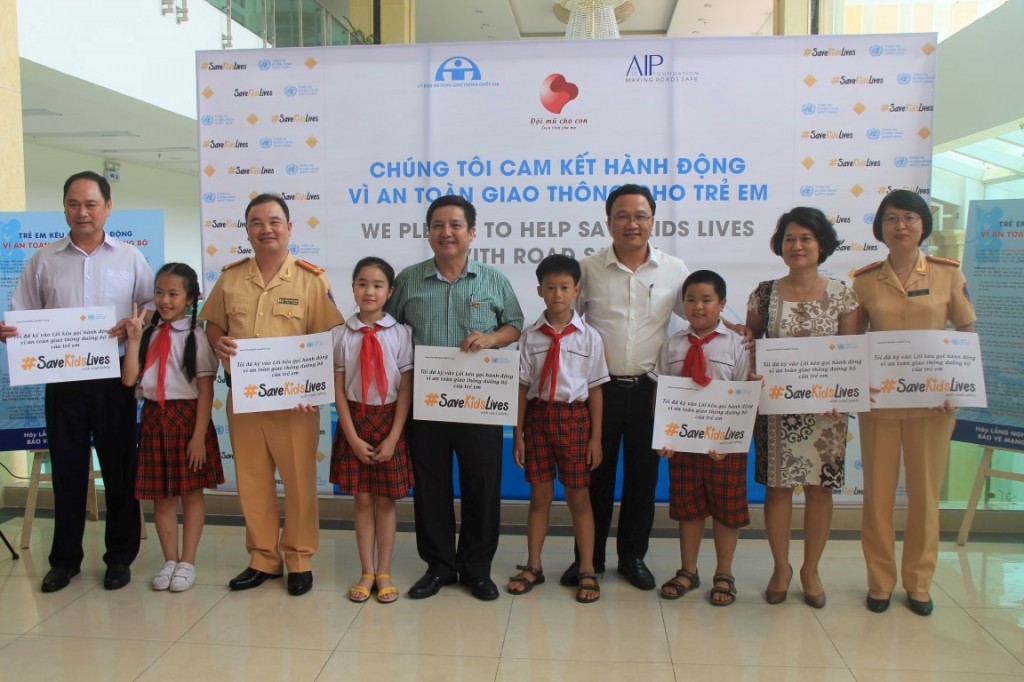 At the mid-term review, Dr. Khuat Viet Hung, Vice Chairman of NTSC, was presented the Child Declaration for Road Safety