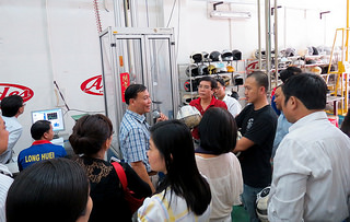 Các nhà hoạch định chính sách và phóng viên đến thăm nhà máy sản xuất mũ bảo hiểm Long Huei để tìm hiểu về quy trình sản xuất mũ bảo hiểm