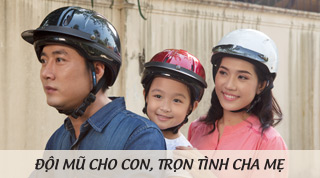 Thông điệp “Đội mũ cho con. Trọn tình cha mẹ” đánh vào tâm lý thờ ơ của các bậc phụ huynh về việc đội mũ bảo hiểm cho con.