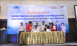 Thỏa thuận hợp tác vì an toàn giao thông được ký kết giữa Toyota và Ủy ban An toàn giao thông Quốc gia Việt Nam.