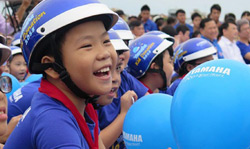 10,000 mũ bảo hiểm được trao tặng cho trẻ em ở miền trung tỉnh Bình Định trong một sự kiện được tổ chức bởi Uỷ ban An toàn giao thông Quốc gia.  Nguồn: VNA/VNS Photo Manh Minh