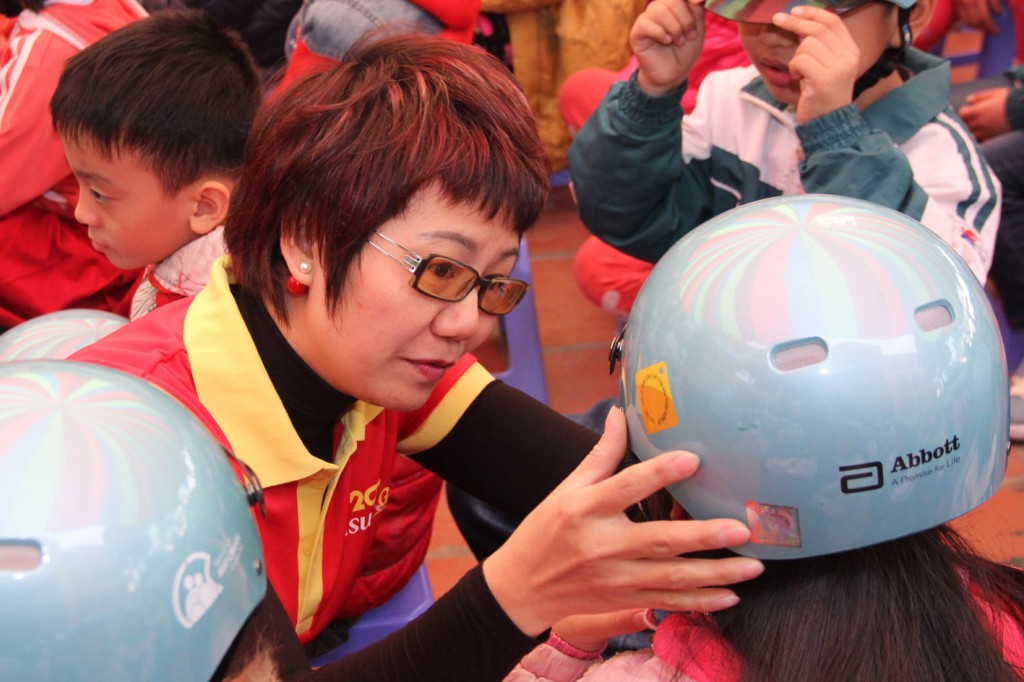 In the 2015-2016 school year, Abbott will hand over more than 4,000 helmets to primary school students