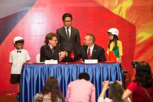 Mr. Jeff McLean, Mr. Greig Craft and Mr. Vu Tien Loc during the signing ceremony 