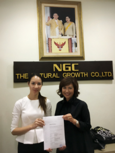 Thailand Chairperson of AIP Foundation, Ratanawadee H. Winther (right), makes the organization’s partnership with the Natural Growth Co., Ltd., official.  
