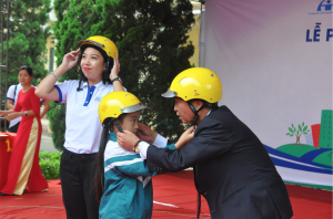 AIP and JnJ sponsor introduced 03 correct helmet-wearing steps Helmets for Kids October 2017