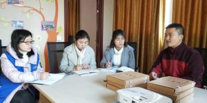 AIP Foundation's Youde Tang facilitates a capacity building training with local nonprofit Tongchuang Social Service Center.