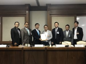 AIP Foundation Thailand Country Manager Oratai Junsuwanaruk meets with First Vice President of the National Legislative Assembly Surachai Liangboonlertchai and government representatives to submit policy recommendations.