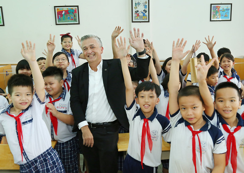 Mr. Brad Kelly, CEO of Mercedes-Benz Vietnam, pictured with students at Chi Lang Primary School after participating road safety games.